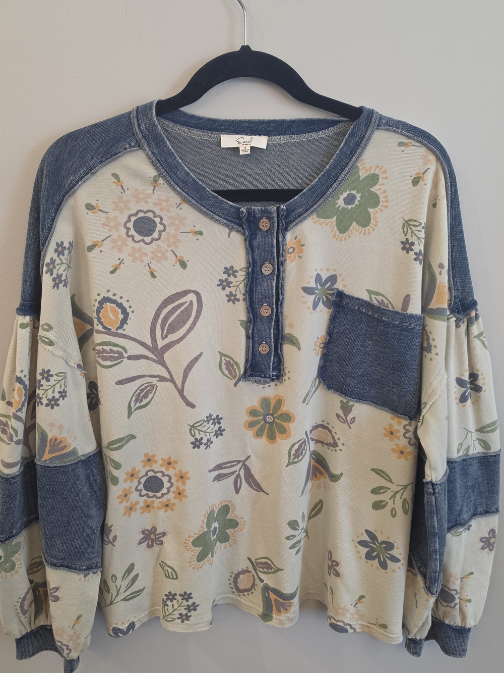 easel Cream Floral Henley with Denim-Trim Pocket NWOT